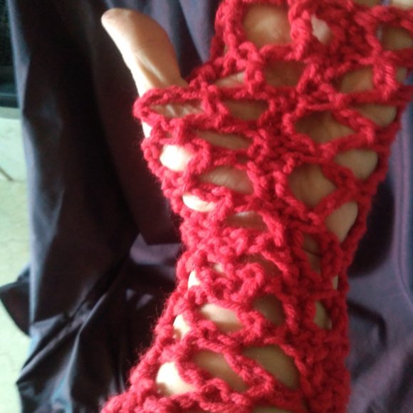 Spiderella gloves (in red) - Picture 5 of 6
